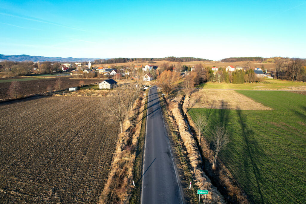 Widok na wjazd do Dobrocina