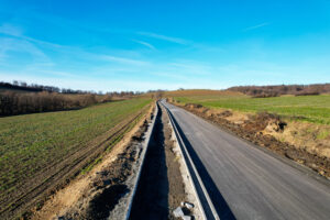 widok na ścieżkę pieszo - rowerową Wojsławice - Piotrkówek