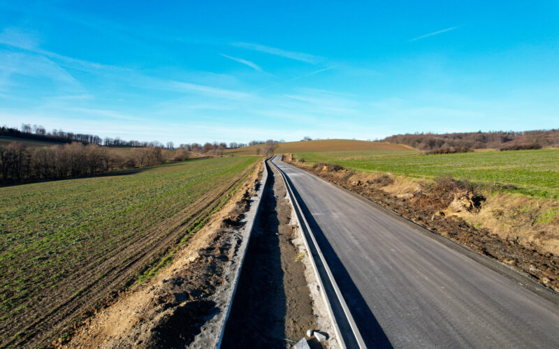 widok na ścieżkę pieszo - rowerową Wojsławice - Piotrkówek