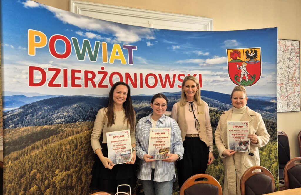 Laureatki konkursu Powiatowe Love 2025 z sekretarz powiatu