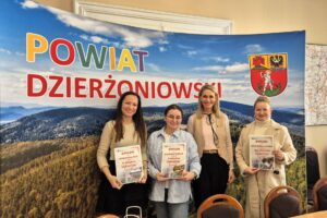 Laureatki konkursu Powiatowe Love 2025 z sekretarz powiatu