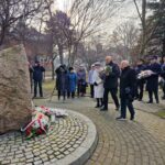 członkowie organizacji składający kwiaty 2