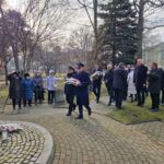 służby mundurowe podczas składania kwiatów
