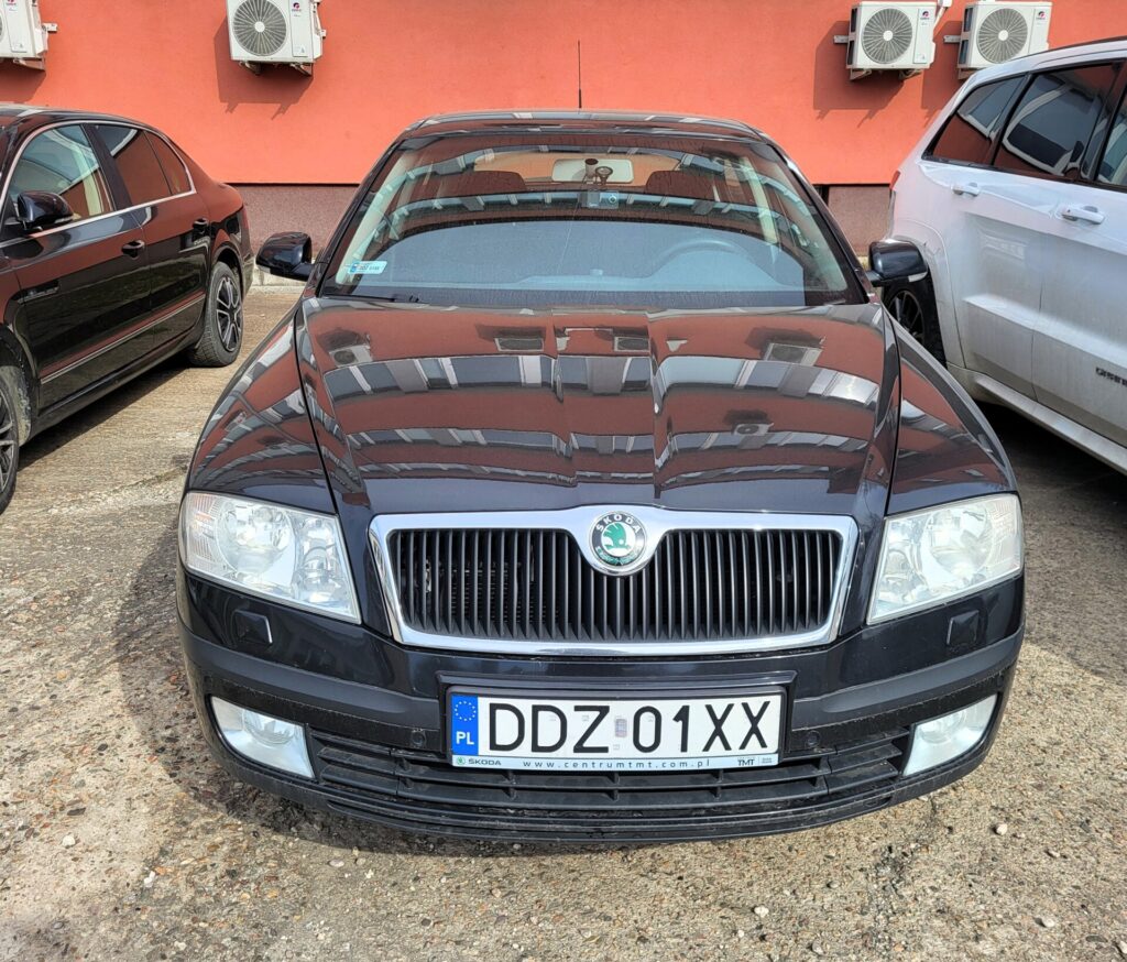 zbliżenie na przód auta skoda octavia