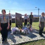 warta honorowa przy pomniku Kresowiaków w Łagiewnikach zbliżenie na harcerzy