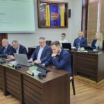 Radni Powiatu Dzierżoniowskiego na sesji rady Powiatu