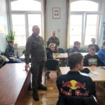 żołnierze i policja z kandydatami do kwalifikacji wojskowej