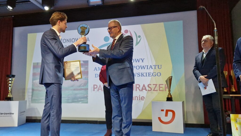 starosta wręcza statuetkę na scenie