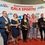 zwycięzcy ze statuetkami