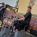 zdjęcie perkusisty z zespołu jazzowego