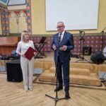 starosta zabierający głos przed koncertem jazzowym
