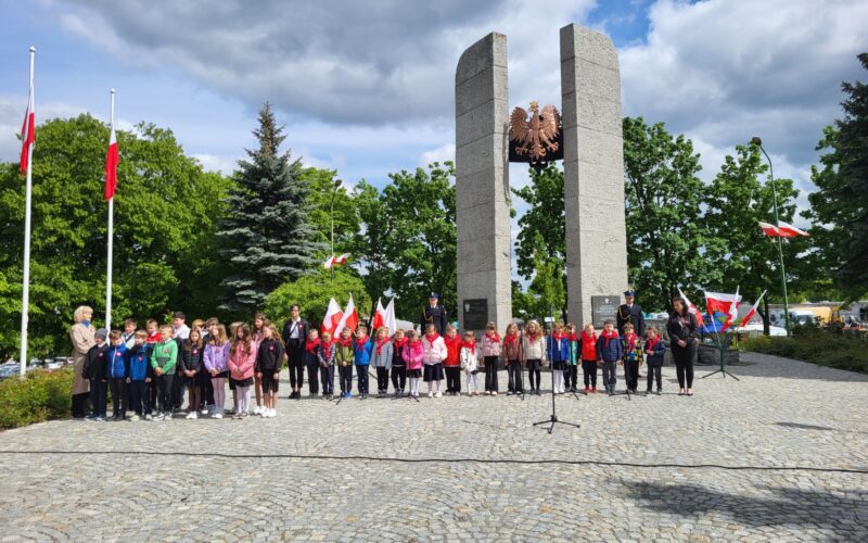 Pomnik Pamięci Losów Ojczyzny na Skwerze Solidarności w Dzierżoniowie