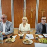 Starosta i inni siedzą przy stole