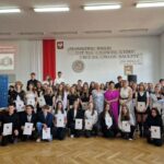 grupowe zdjęcie z wręczenia nagród wszyscy stoją