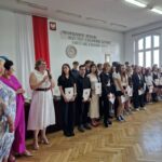 grupowe zdjęcie z wręczenia nagród wszyscy stoją