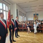 poczet sztandarowy stoi
