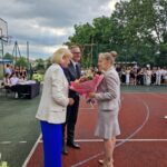 dyrektor wręcza nagrody