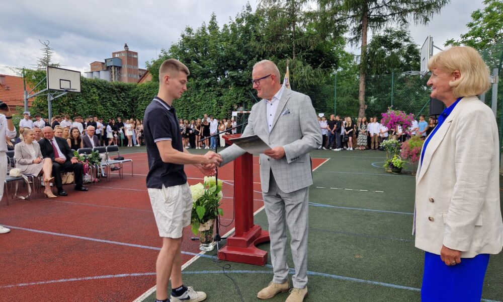 starosta wręcza nagrodę chłopakowi