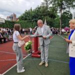 starosta wręcza nagrody