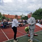 starosta wręcza nagrody