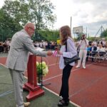starosta wręcza nagrody