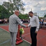 starosta wręcza nagrody