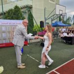 starosta wręcza nagrody
