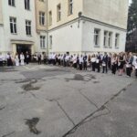 uczniowie stoją