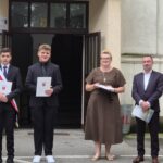 ludzie stoją z nagrodami