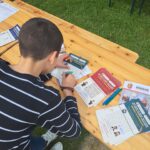 chłopiec rozwiązuje labirynt na ulotce