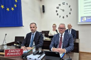 zarząd powiatu siedzi przy stole