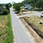 widok z drona na rozpoczęte prace przy budowie ścieżki pieszo - rowerowej
