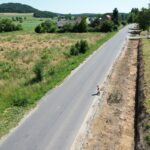 widok na rozpoczęte prace przy budowie ścieżki pieszo - rowerowej