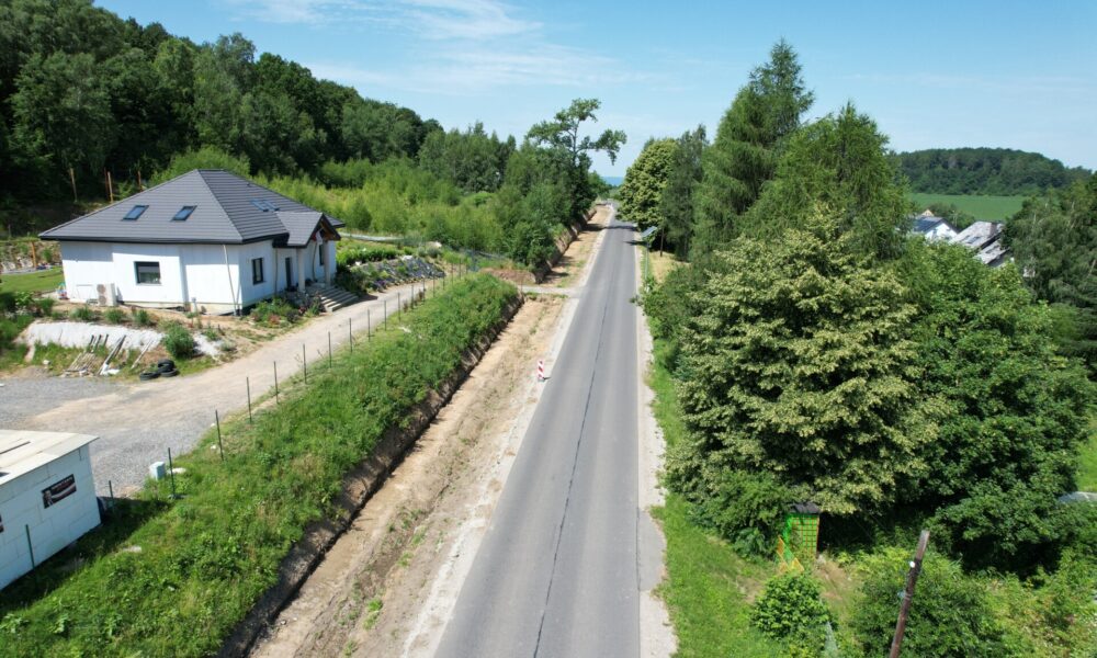 widok na drogę w Byszowie