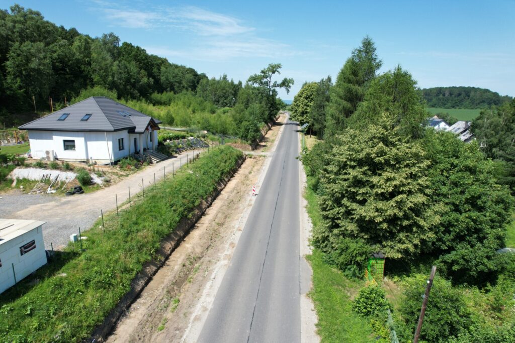 widok na drogę w Byszowie