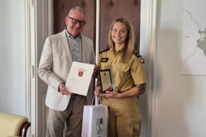 Starosta i strażaczka Beata Świderska z upominkami od powiatu