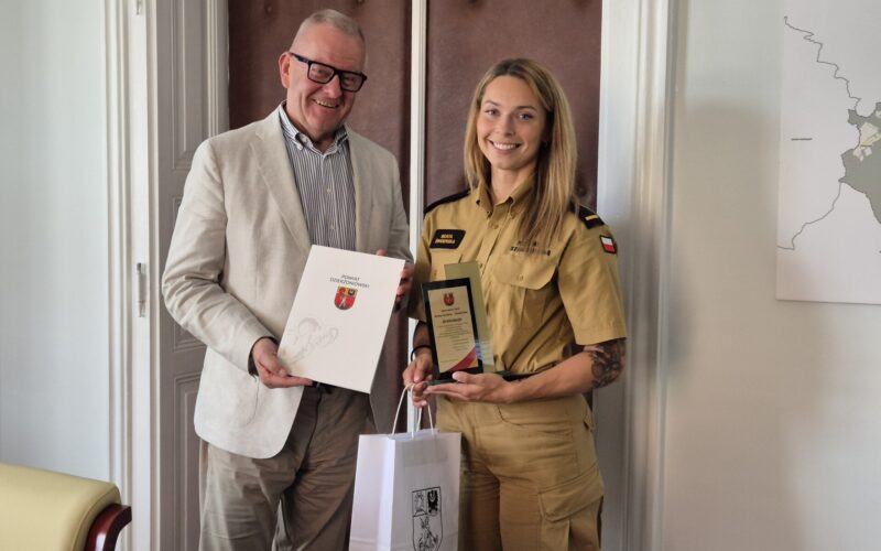 Starosta i strażaczka Beata Świderska z upominkami od powiatu