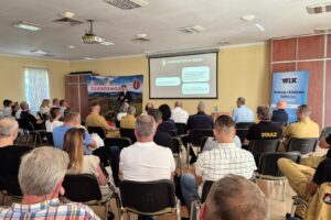 widok na salę podczas konferencji