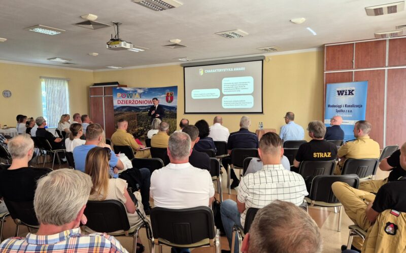 widok na salę podczas konferencji