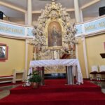 Wnętrze Kościoła Maryi Matki Kościoła widok na ołtarz.