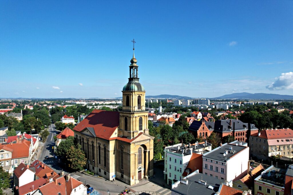 Kościół Maryi matki Kościoła na tle miasta
