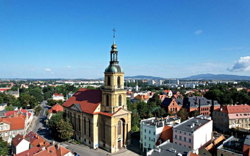 Kościół Maryi matki Kościoła na tle miasta