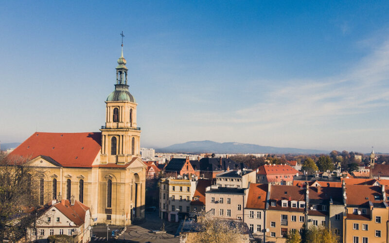 Kościół Maryi matki Kościoła na tle miasta