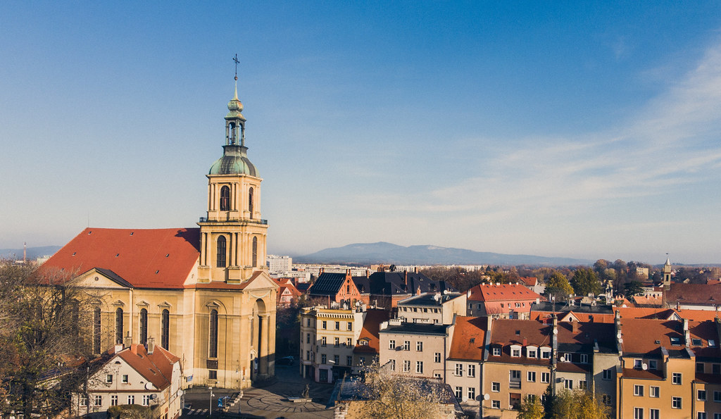 Kościół Maryi matki Kościoła na tle miasta