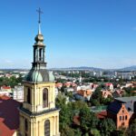 Kościół Maryi matki Kościoła sama wieża na tle miasta