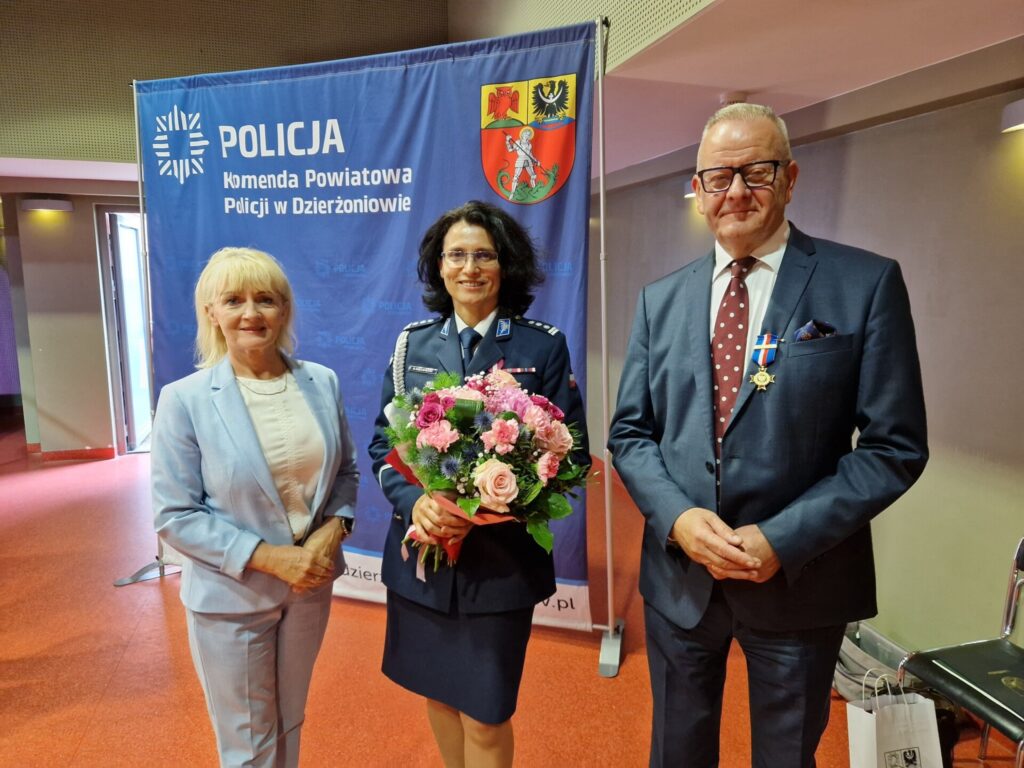 Starosta, komendant policji oraz dyrektor wydziału bezpieczeństwa stoją razem.
