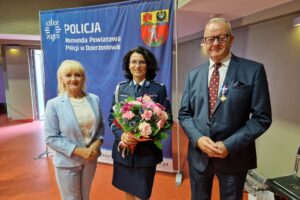 Starosta, komendant policji oraz dyrektor wydziału bezpieczeństwa stoją razem.