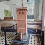 krzywa wieża miniatura