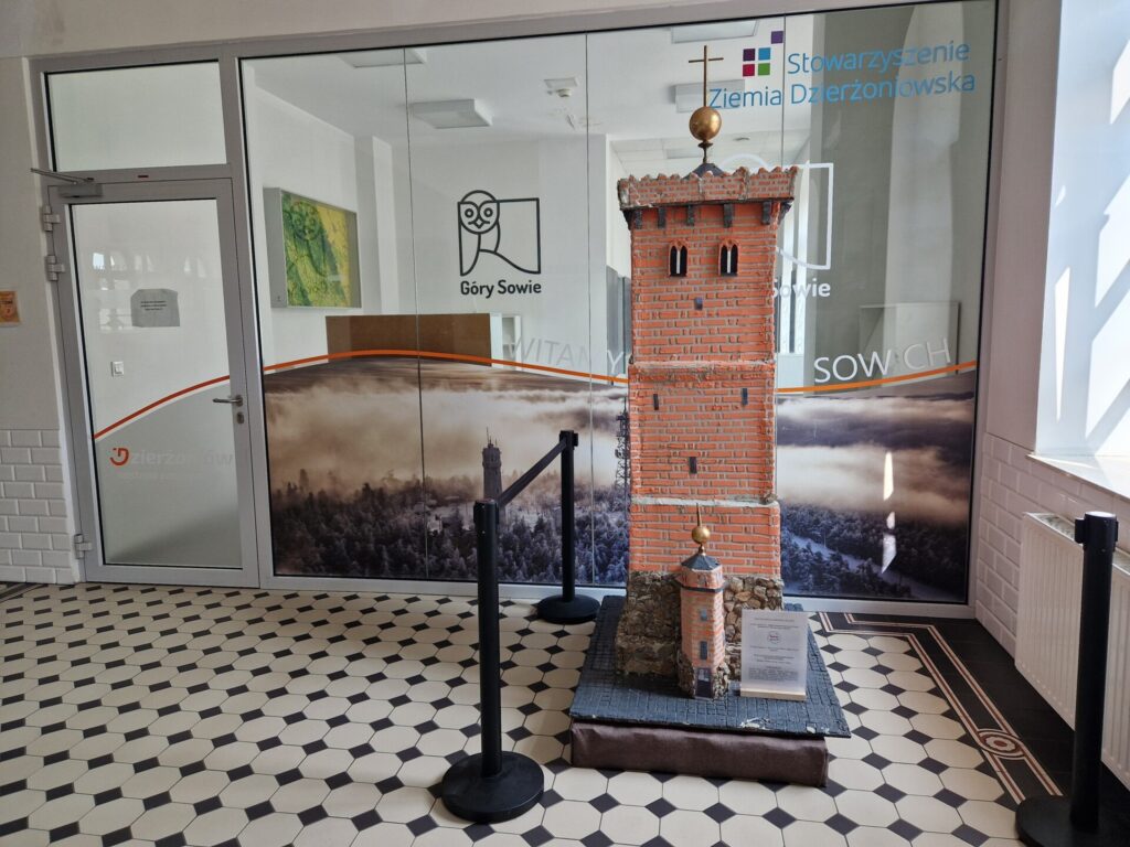 Krzywa wieża w miniaturze