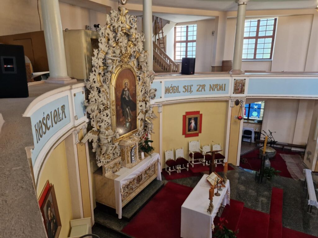 Wnętrze Kościoła Maryi Matki Kościoła widok na ołtarz.